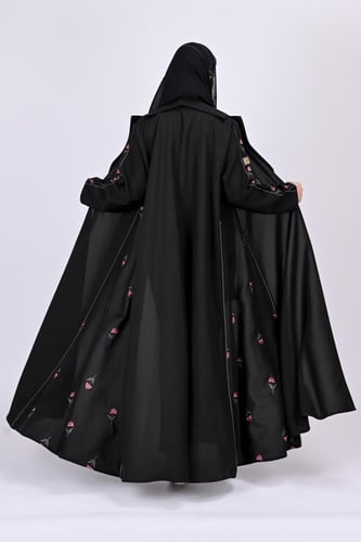 عباية كلوش بتطريز ملون