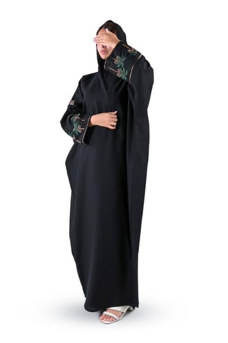 عباية كريب بكم اسود وتطريز يدوي سيفين ونخلة