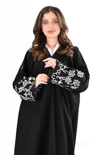 عباية كريب بتطريز ملون على الاكمام