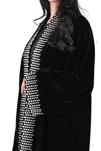 عباية مخمل بتطريز بيج وفضي