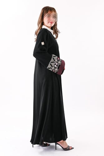 عباية كريب بتطريز ملون