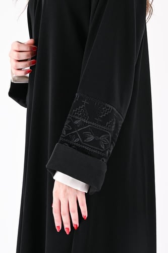 عباية ملكي بتطريز اسود