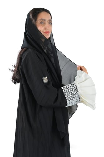 عباية بشك يدوي على الأكمام