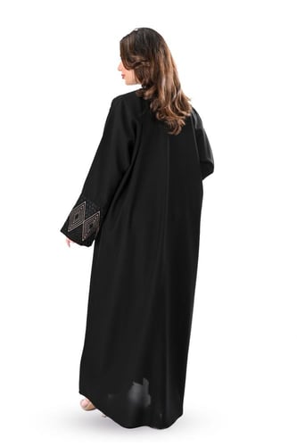 عباية كريب بتطريز يدوي اسود مع نحاسي