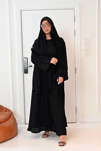 عباية بتطريز أسود على الأكمام