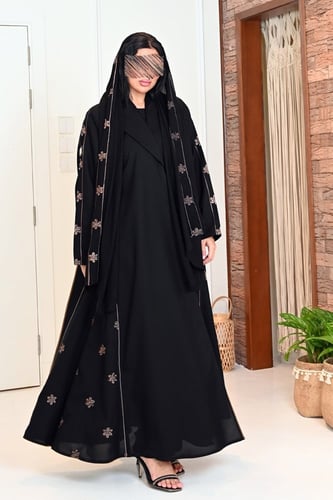عباية كلوش بتطريز على الجوانب