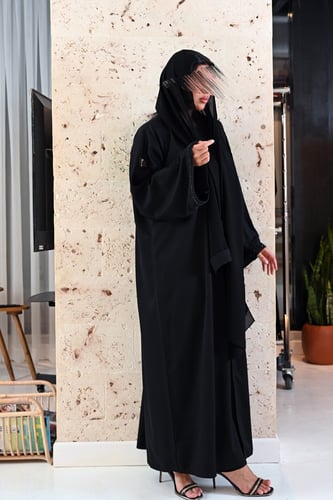 عباية كريب صالونا بتطريز يدوي