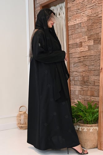 عباية كلوش بتطريز على الجوانب