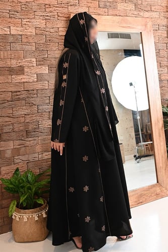عباية كلوش بتطريز على الجوانب