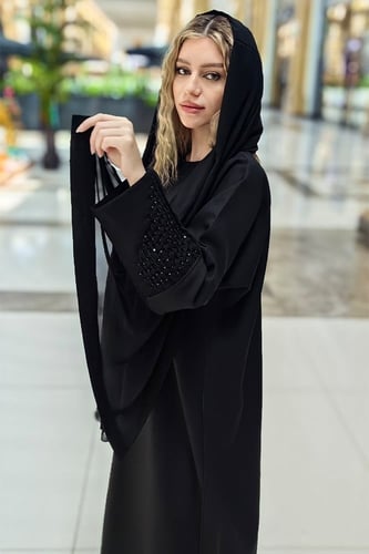 عباية كريب بتطريز يدوي