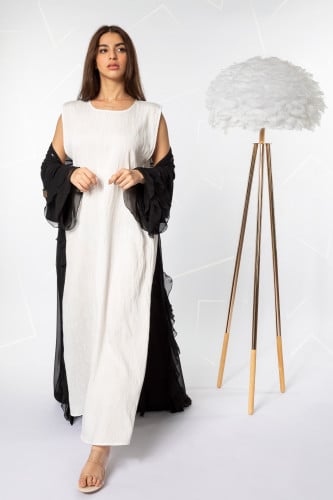 فستان تحت العباية باللون الأبيض