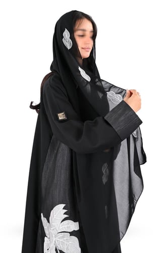 عباية كريب كلوش تطريز ابيض