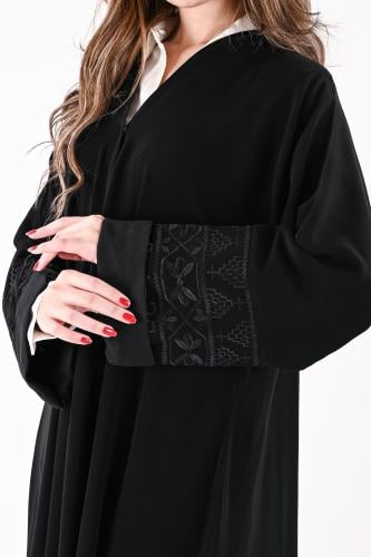 عباية كريب بتطريز اسود