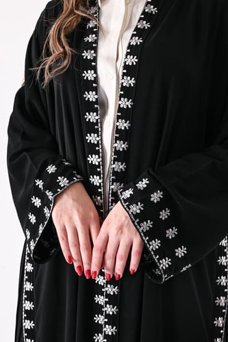 عباية ملكي بتطريز ابيض