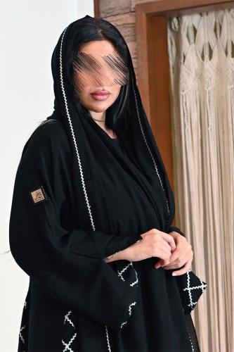 عباية بلاك بيري كلوش بتطريز أبيض