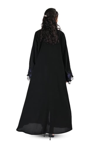 عباية بتطريز اسود وكحلي على الكم