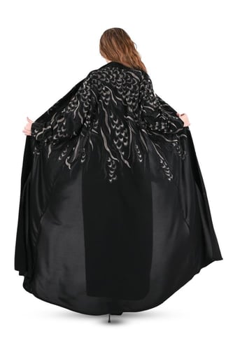 عباية ملكي بتطريز اسود ونحاسي وفصوص