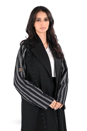 عباية كريب بقماش مقلم اسود