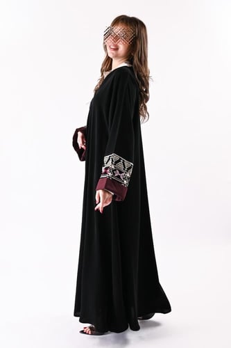 عباية ملكي بتطريز ملون