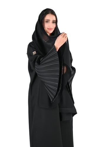 عباية كريب بكسرات على الكم