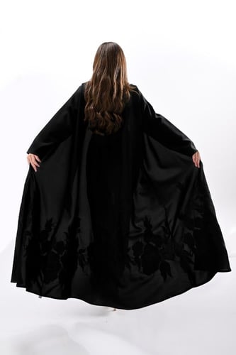 عباية كريب بتطريز أسود
