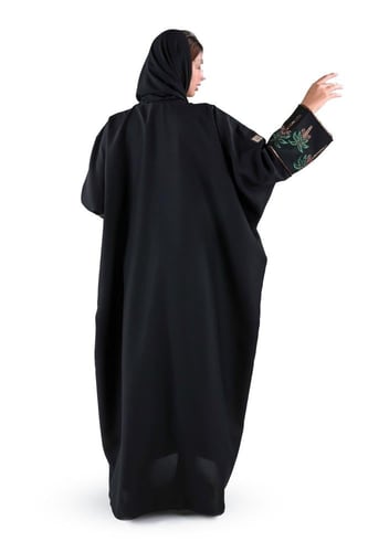 عباية كريب بكم اسود وتطريز يدوي سيفين ونخلة