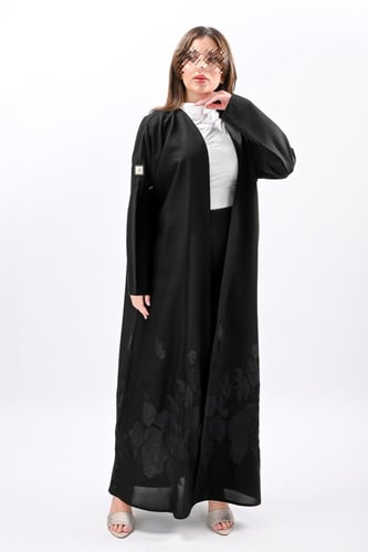 عباية كريب بتطريز أسود