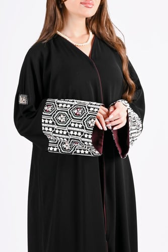 عباية ملكي بتطريز ملون على الاكمام