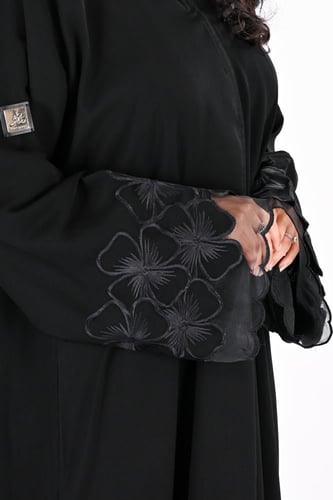 عباية بتطريز اسود على الكم