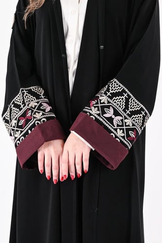 عباية كريب بتطريز ملون