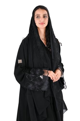 عباية بتطريز اسود على الكم