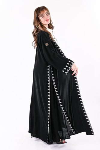 عباية ملكي بتطريز ابيض