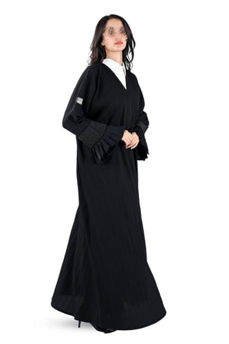 عباية بشك يدوي على الأكمام