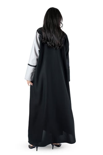 عباية كريب بتطريز على الجنب