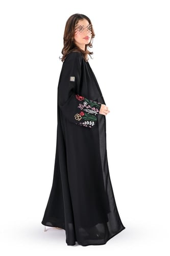 عباية أرماني بتطريز ملون على الاكمام