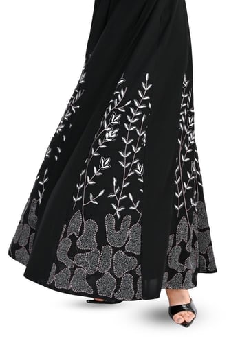 عباية كلوش بتطريز ملون