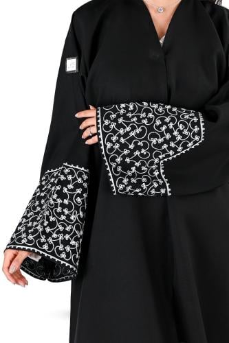 عباية كريب بتطريز هاري ابيض