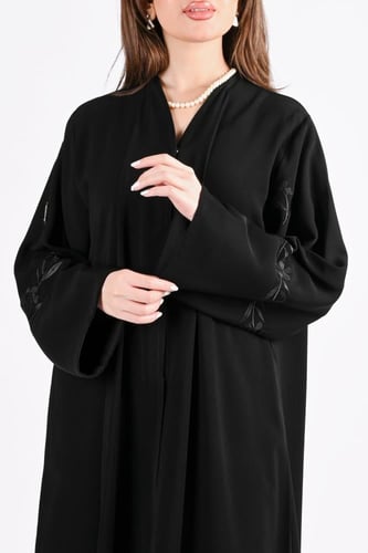 عباية كريب بتطريز أسود