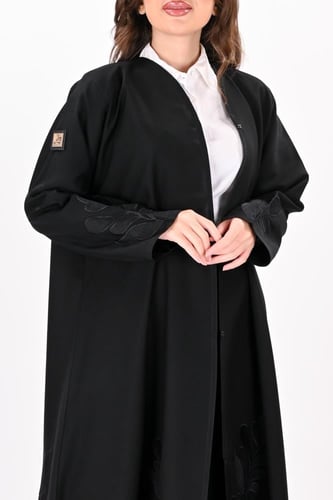 عباية كريب بتطريز أسود