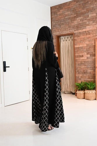 عباية بلاك بيري كلوش بتطريز أبيض