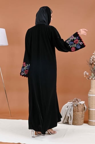 عباية مخمل بتطريز على الاكمام