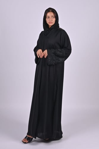 عباية بلاك بيري بتطريز أسود على الاكمام