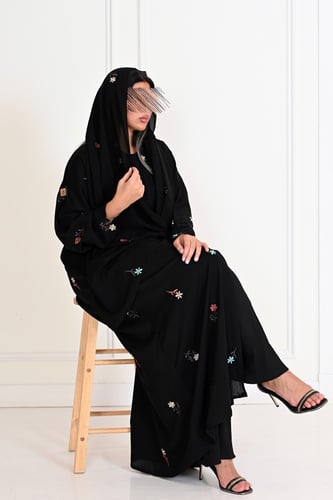 عباية بلاك بيري بتطريز ملون منثور