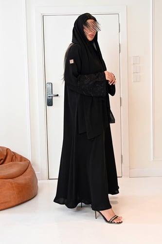 عباية بتطريز أسود على الأكمام