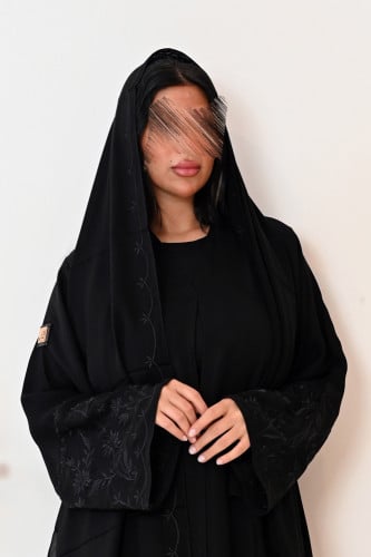 عباية بتطريز أسود على الأكمام