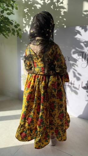 فستان التأسيس الأصفر مع الشيله على الراس