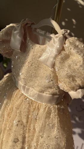 فستان دانتيل سكري مع طوق