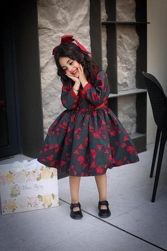 فستان أحمر أخضر أنيق مع فيونكه للشعر