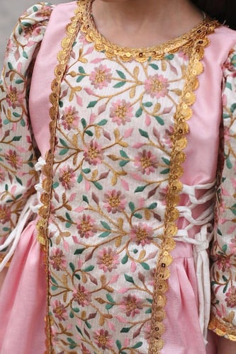 فستان رمضاني وردي بدون طوق