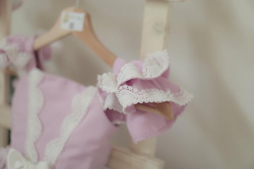 فستان الفيونكه بدون طوق